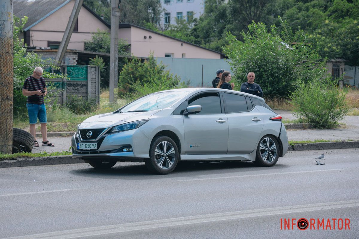 Оторвало колеса: в Днепре на Калиновой столкнулись Tesla и Nissan, пострадала 7