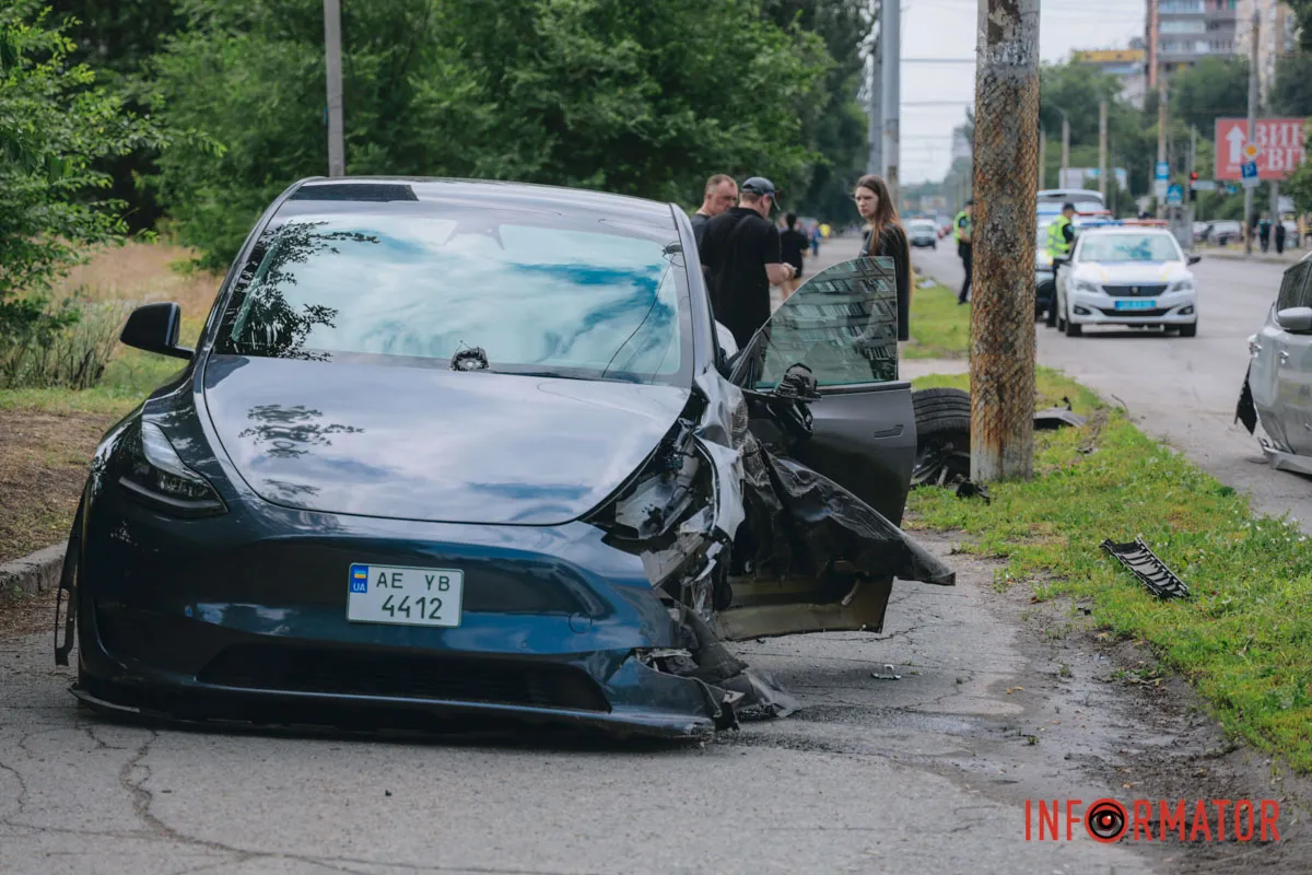 Оторвало колеса: в Днепре на Калиновой столкнулись Tesla и Nissan, пострадала 12