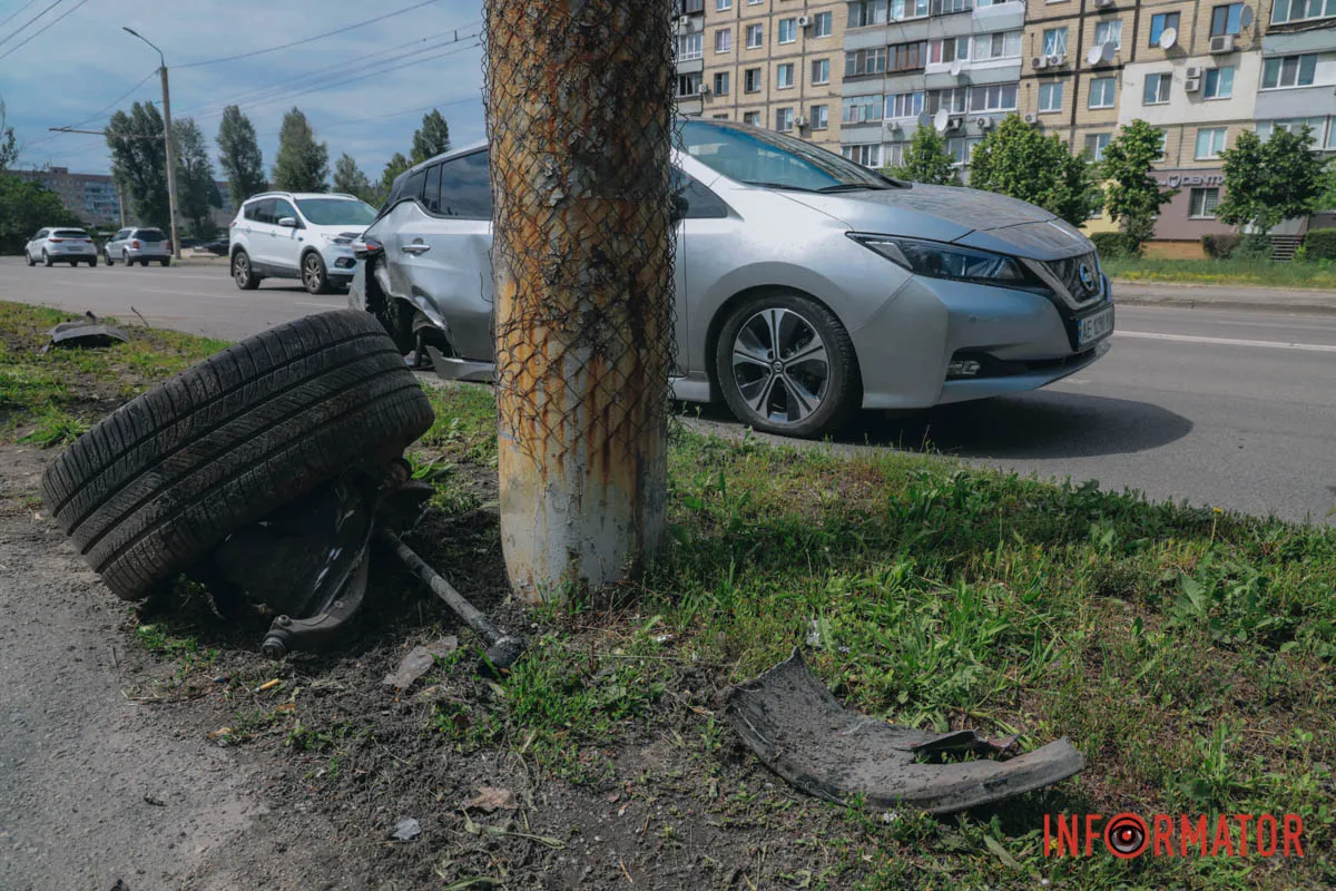 Оторвало колеса: в Днепре на Калиновой столкнулись Tesla и Nissan, пострадала 13