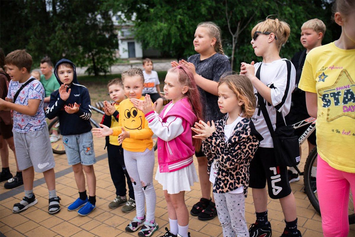 На кілька годин їм вдалося відволікти дітей та батьків від стресів воєнного часу У Дніпрі у сквері на Північному організували Дитяче свято 4