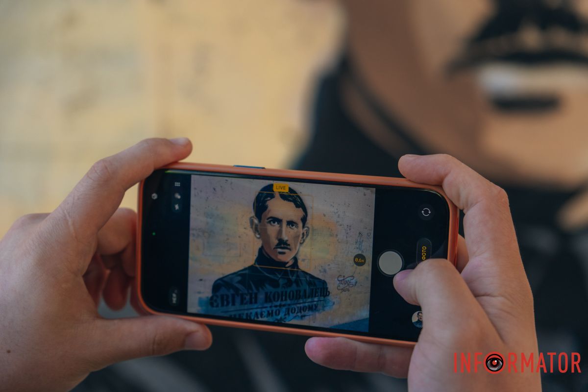 На малюнку можна побачити напис “Чекаємо додому”