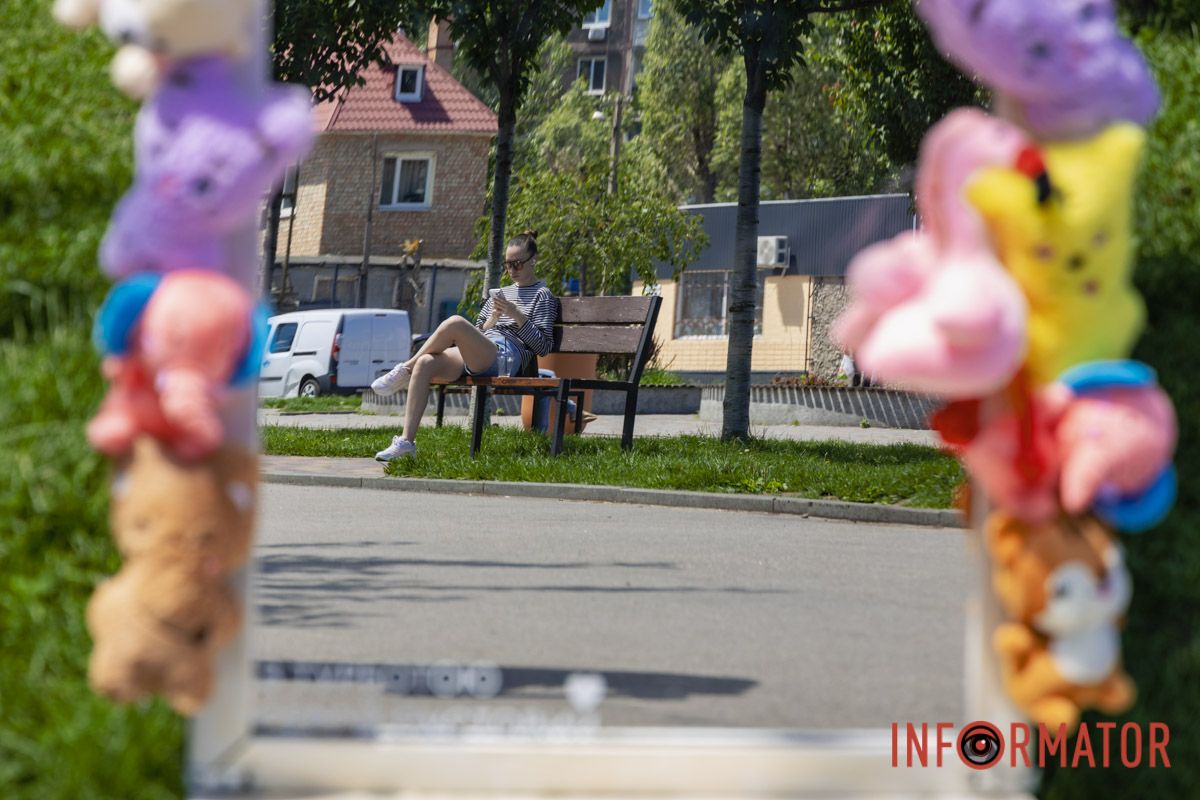 Йдеться про незвичайне селфі-дзеркало, прикрашене м'якими іграшками Йдеться про незвичайне селфі-дзеркало, прикрашене м'якими іграшками
