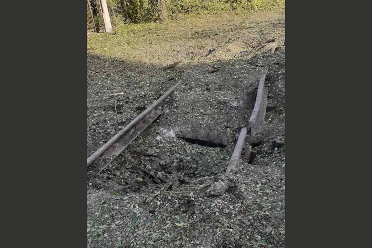 Также из-за обстрелов пострадали твамвайные пути Также из-за обстрелов пострадали твамвайные пути