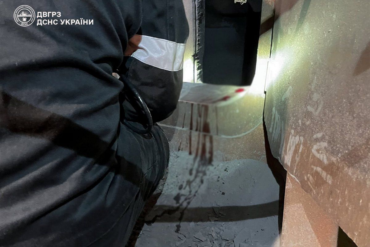 До приїзду надзвичайників представники підприємства намагалися надати першу домедичну допомогу, але отримані травми були несумісні з життям До приїзду надзвичайників представники підприємства намагалися надати першу домедичну допомогу, але отримані травми були несумісні з життям