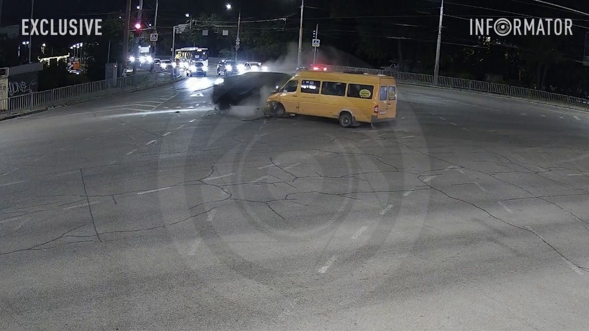 Відео моменту: у Дніпрі на Запорізькому шосе зіштовхнулись Jeep та мікроавтобус Mercedes