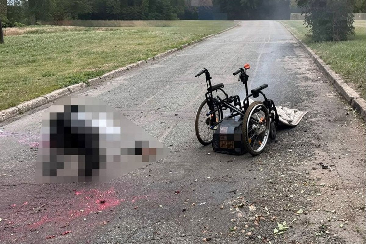 В Никополе враг попал FPV-дроном по людям, передвигавшимся по дороге