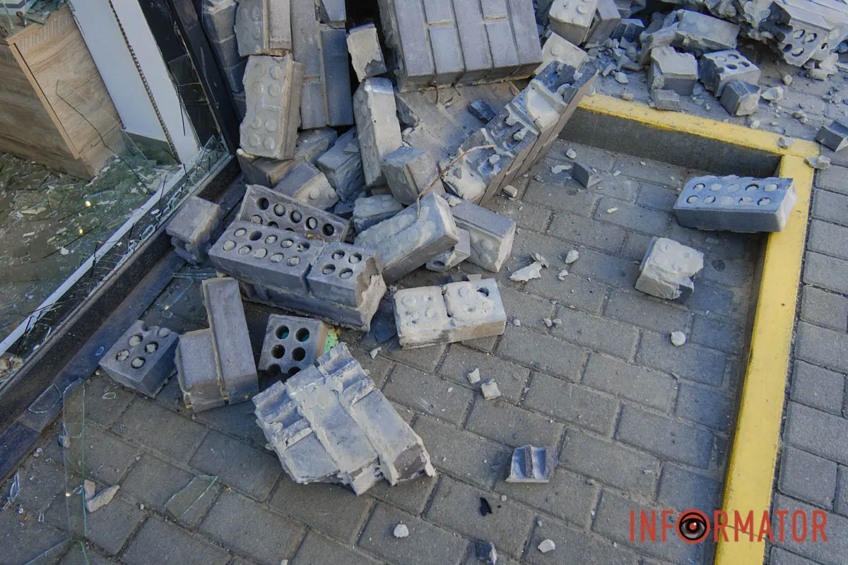 В Днепре в переулке Свободном Renault въехал в магазин косметики 9