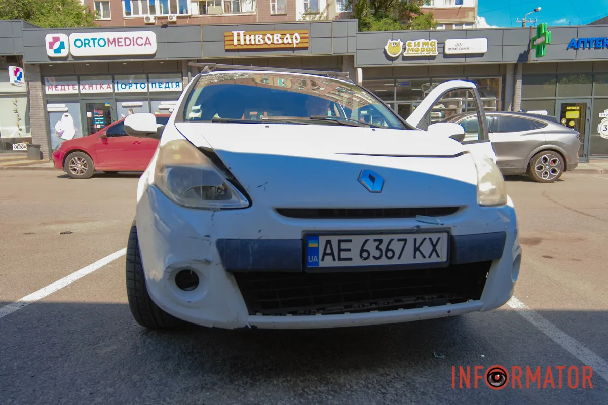 В Днепре в переулке Свободном Renault въехал в магазин косметики 14