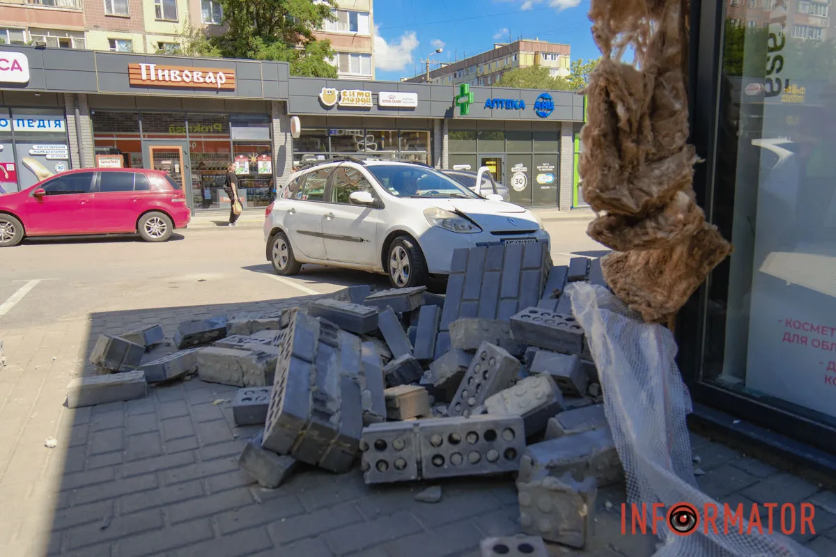 В Днепре в переулке Свободном Renault въехал в магазин косметики 4