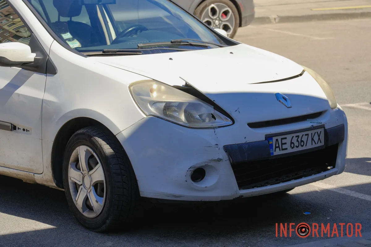 В Днепре в переулке Свободном Renault въехал в магазин косметики 5