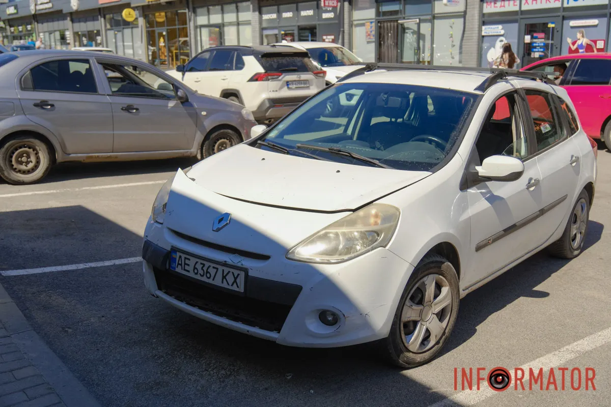 В Днепре в переулке Свободном Renault въехал в магазин косметики 12