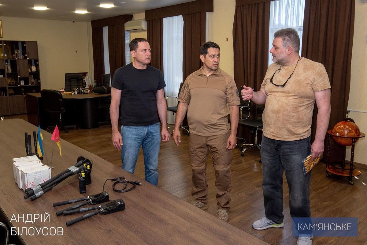 Мэр Каменскому с председателем БФ "Осоння України" передали отряд специальной разведки ВМС "Ангелы" современные средства связи 3