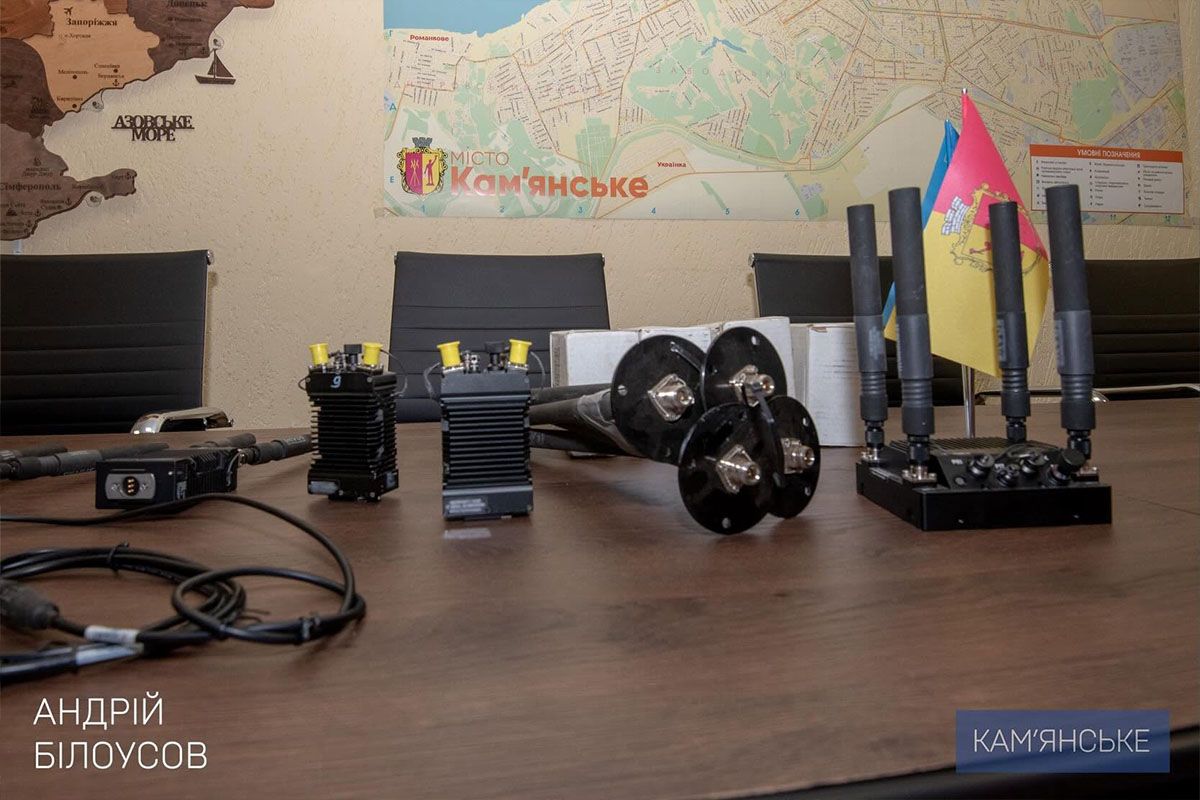 Мэр Каменскому с председателем БФ "Осоння України" передали отряд специальной разведки ВМС "Ангелы" современные средства связи 2