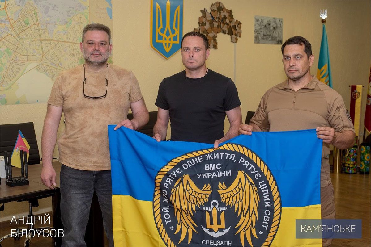 Мэр Каменскому с председателем БФ "Осоння України" передали отряд специальной разведки ВМС "Ангелы" современные средства связи 1