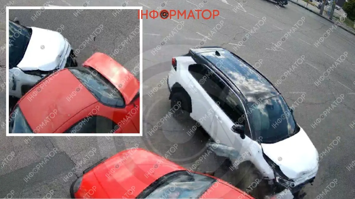 В Днепре на Запорожском шоссе водитель Toyota поехал на "красный" и влетел в Daewoo: момент ДТП