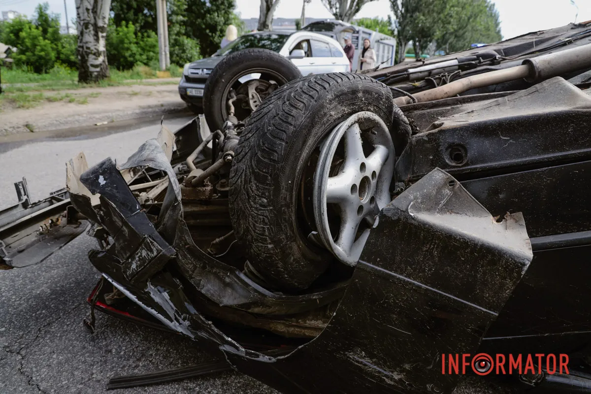 Не нехтуйте безпекою BMW перекинулась на дах, а водій втік: на Донецькому шосе у Дніпрі сталася серйозна ДТП 15