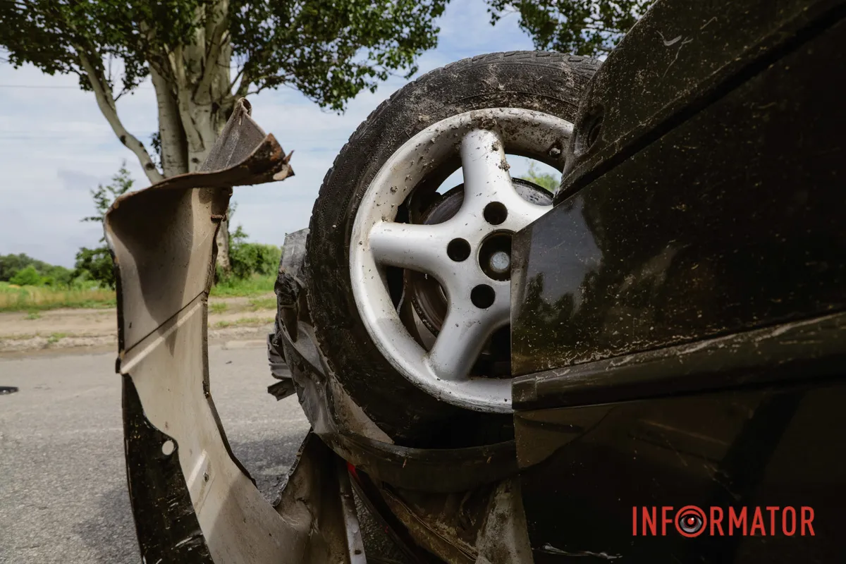 Розвернуло колеса BMW перекинулась на дах, а водій втік: на Донецькому шосе у Дніпрі сталася серйозна ДТП 21