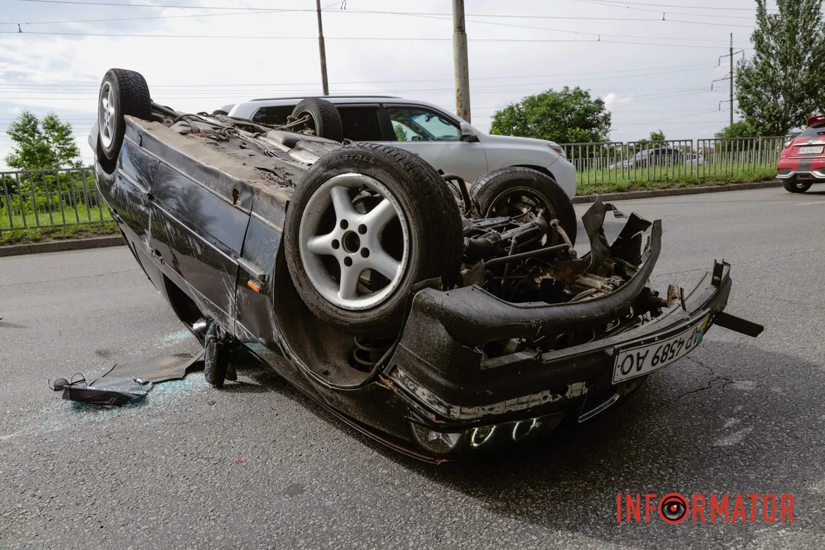 Понівечена автівка BMW перекинулась на дах, а водій втік: на Донецькому шосе у Дніпрі сталася серйозна ДТП 20