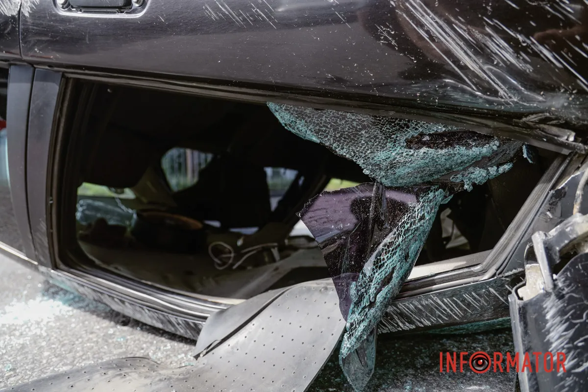 Розбите скло BMW перекинулась на дах, а водій втік: на Донецькому шосе у Дніпрі сталася серйозна ДТП 18