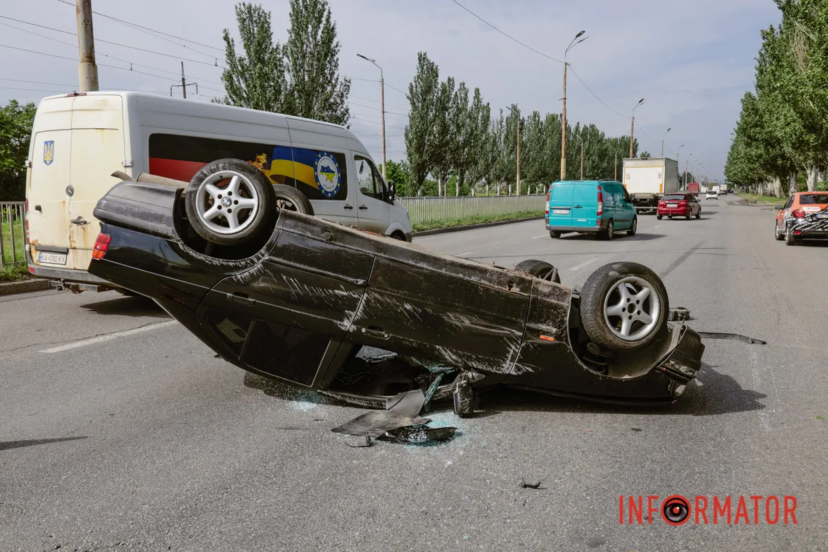 У цей момент по Донецькому шосе на великій швидкості рухався BMW BMW перекинулась на дах, а водій втік: на Донецькому шосе у Дніпрі сталася серйозна ДТП 9