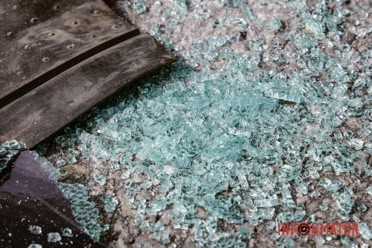 За словами водійки Honda, її автомобіль стояв у правій смузі з увімкненою аварійною сигналізацією BMW перекинулась на дах, а водій втік: на Донецькому шосе у Дніпрі сталася серйозна ДТП 8