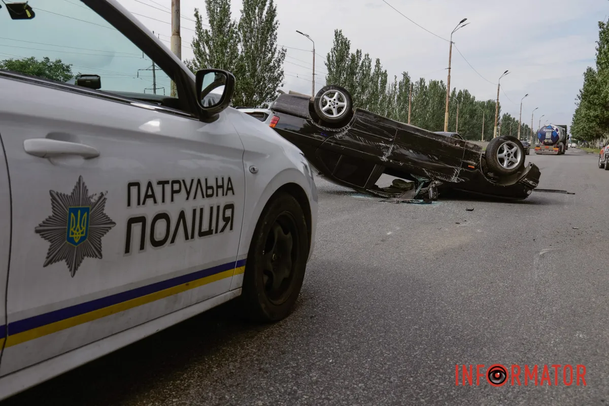 Через ДТП рух у напрямку мосту був ускладнений BMW перекинулась на дах, а водій втік: на Донецькому шосе у Дніпрі сталася серйозна ДТП 7