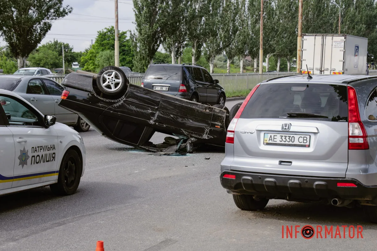 Станом на 9:20 на місці працюють патрульні поліцейські BMW перекинулась на дах, а водій втік: на Донецькому шосе у Дніпрі сталася серйозна ДТП 6