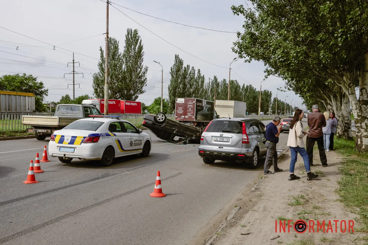 Ділянку огородили конусами BMW перекинулась на дах, а водій втік: на Донецькому шосе у Дніпрі сталася серйозна ДТП 13