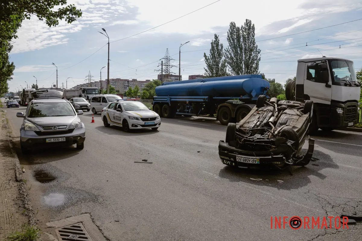 Дотримуйтесь ПДР BMW перекинулась на дах, а водій втік: на Донецькому шосе у Дніпрі сталася серйозна ДТП 14