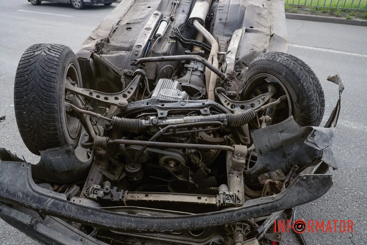 Водій залишив місце події BMW перекинулась на дах, а водій втік: на Донецькому шосе у Дніпрі сталася серйозна ДТП 4