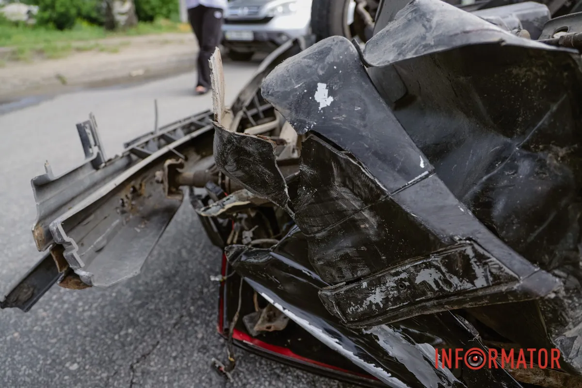 Про це повідомляє Інформатор BMW перекинулась на дах, а водій втік: на Донецькому шосе у Дніпрі сталася серйозна ДТП 5