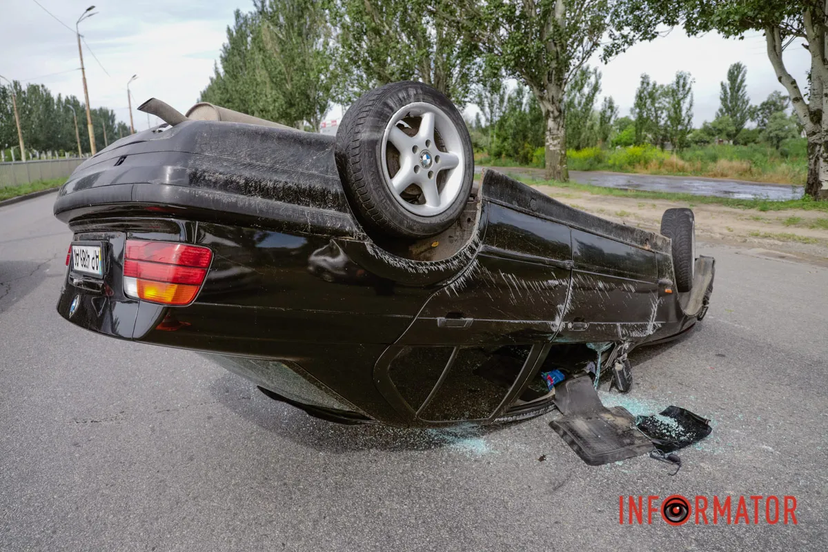 Фото з місця події BMW перекинулась на дах, а водій втік: на Донецькому шосе у Дніпрі сталася серйозна ДТП 12