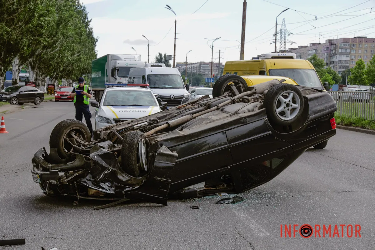 Обставини аварії встановлює поліція BMW перекинулась на дах, а водій втік: на Донецькому шосе у Дніпрі сталася серйозна ДТП 11