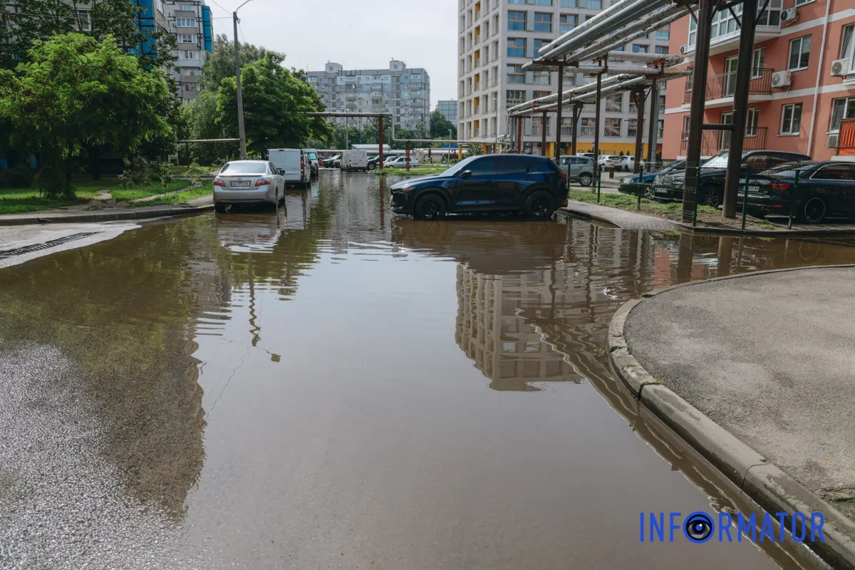 Після дощу проспект Миру у Дніпрі пішов під воду: дорога перетворилася на озеро 2