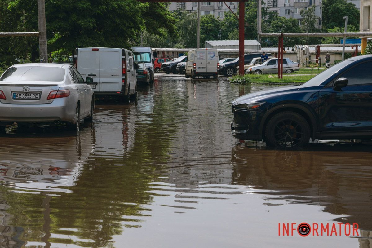 Після дощу проспект Миру у Дніпрі пішов під воду: дорога перетворилася на озеро 1