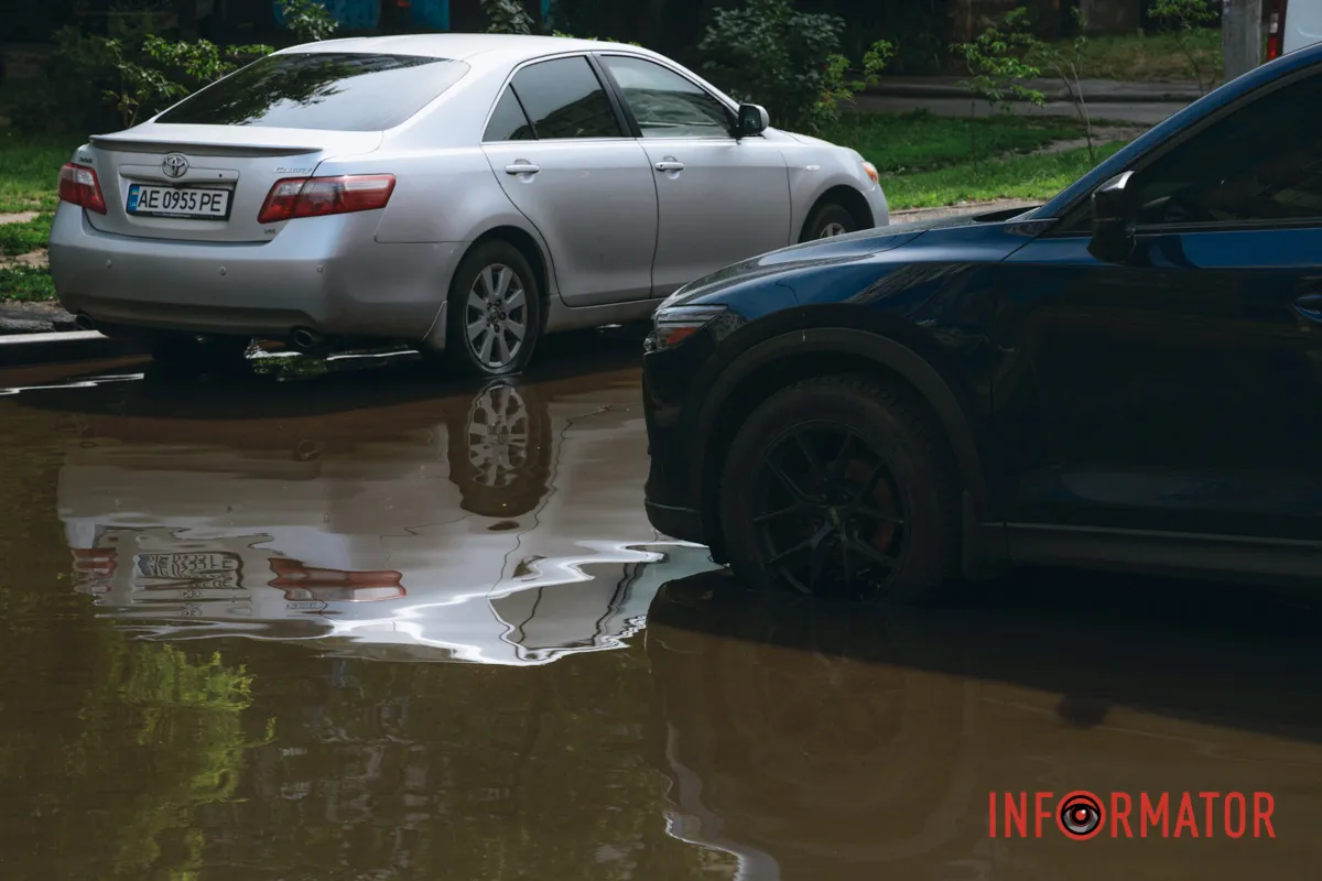 Після дощу проспект Миру у Дніпрі пішов під воду: дорога перетворилася на озеро 3