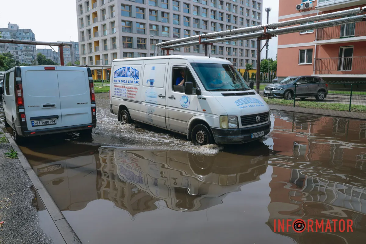 Після дощу проспект Миру у Дніпрі пішов під воду: дорога перетворилася на озеро 4