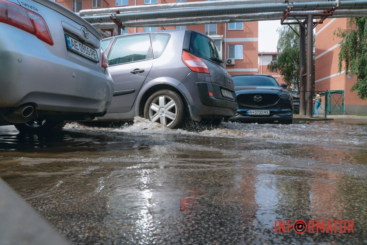 Після дощу проспект Миру у Дніпрі пішов під воду: дорога перетворилася на озеро 5