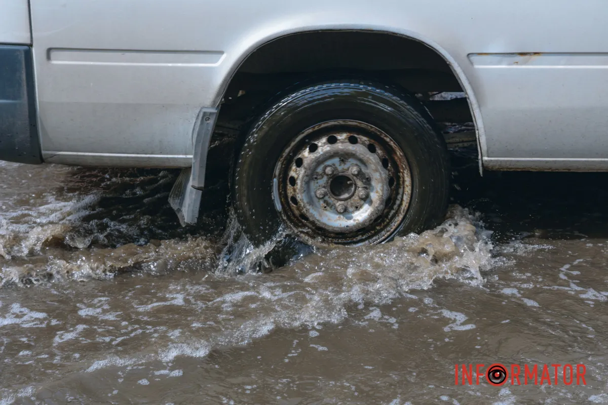 Після дощу проспект Миру у Дніпрі пішов під воду: дорога перетворилася на озеро 10