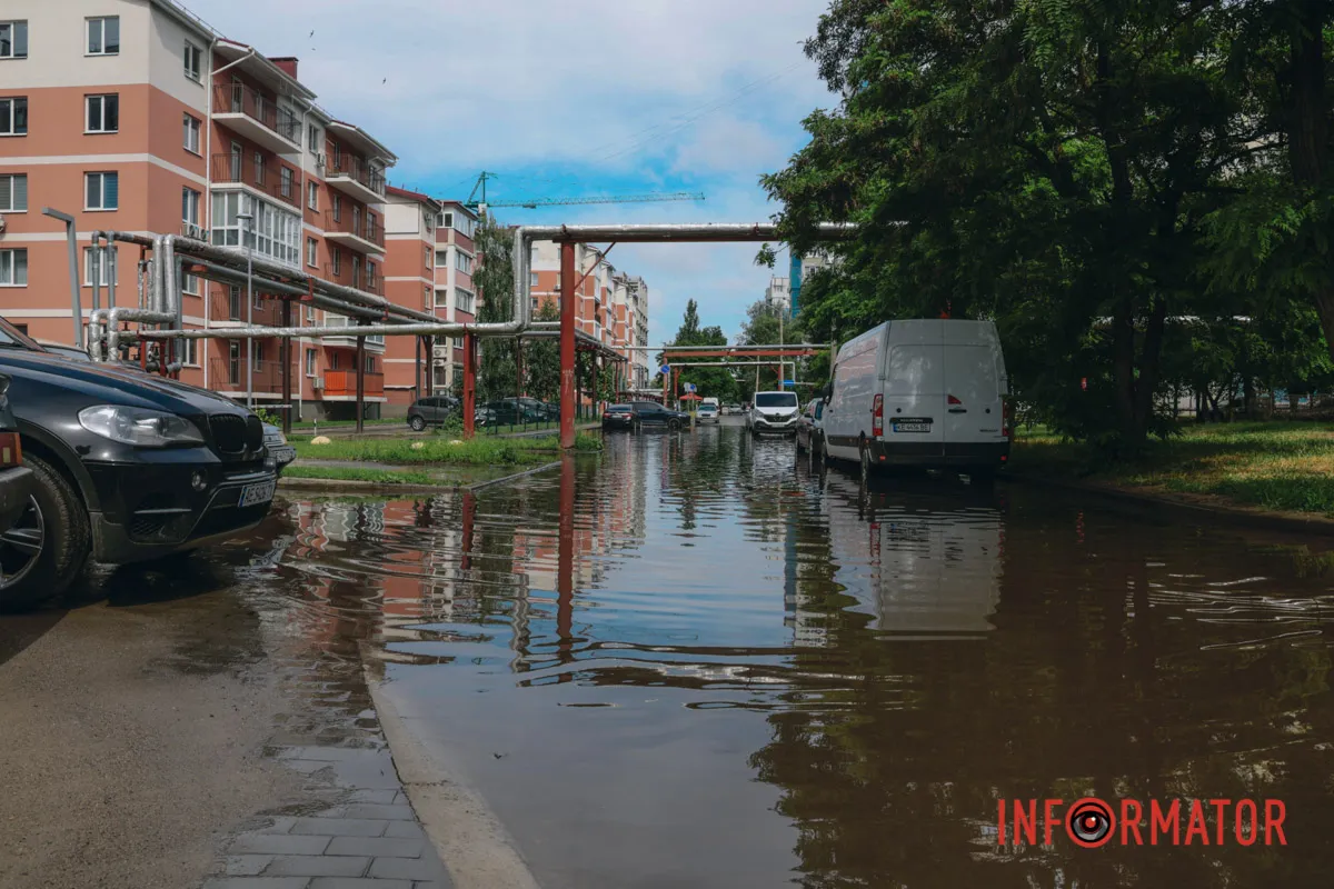 Після дощу проспект Миру у Дніпрі пішов під воду: дорога перетворилася на озеро 11