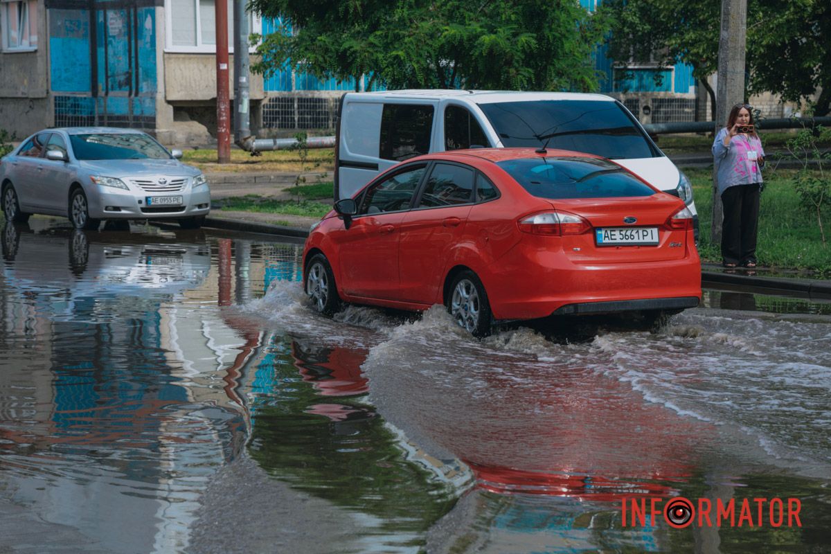 Після дощу проспект Миру у Дніпрі пішов під воду: дорога перетворилася на озеро 6