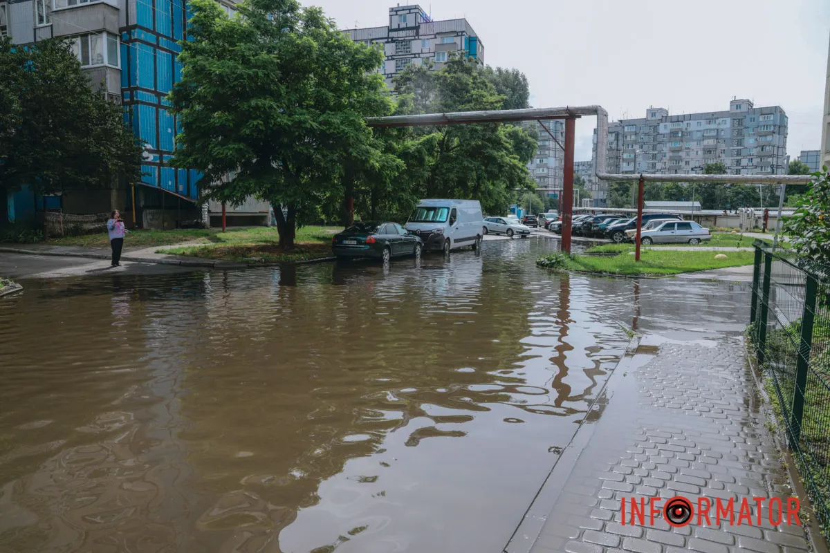Після дощу проспект Миру у Дніпрі пішов під воду: дорога перетворилася на озеро 12