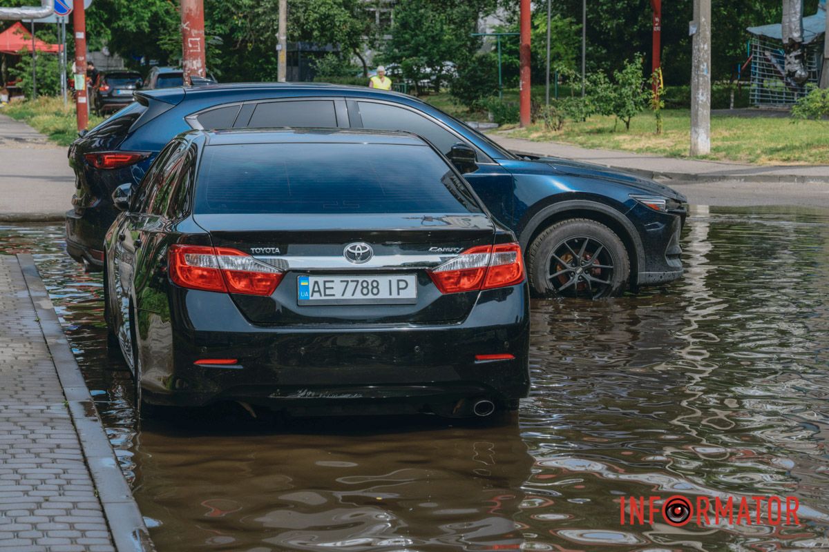 Після дощу проспект Миру у Дніпрі пішов під воду: дорога перетворилася на озеро 9