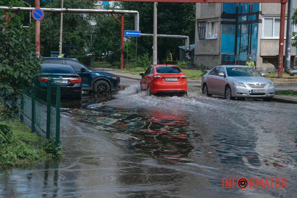 Після дощу проспект Миру у Дніпрі пішов під воду: дорога перетворилася на озеро 15