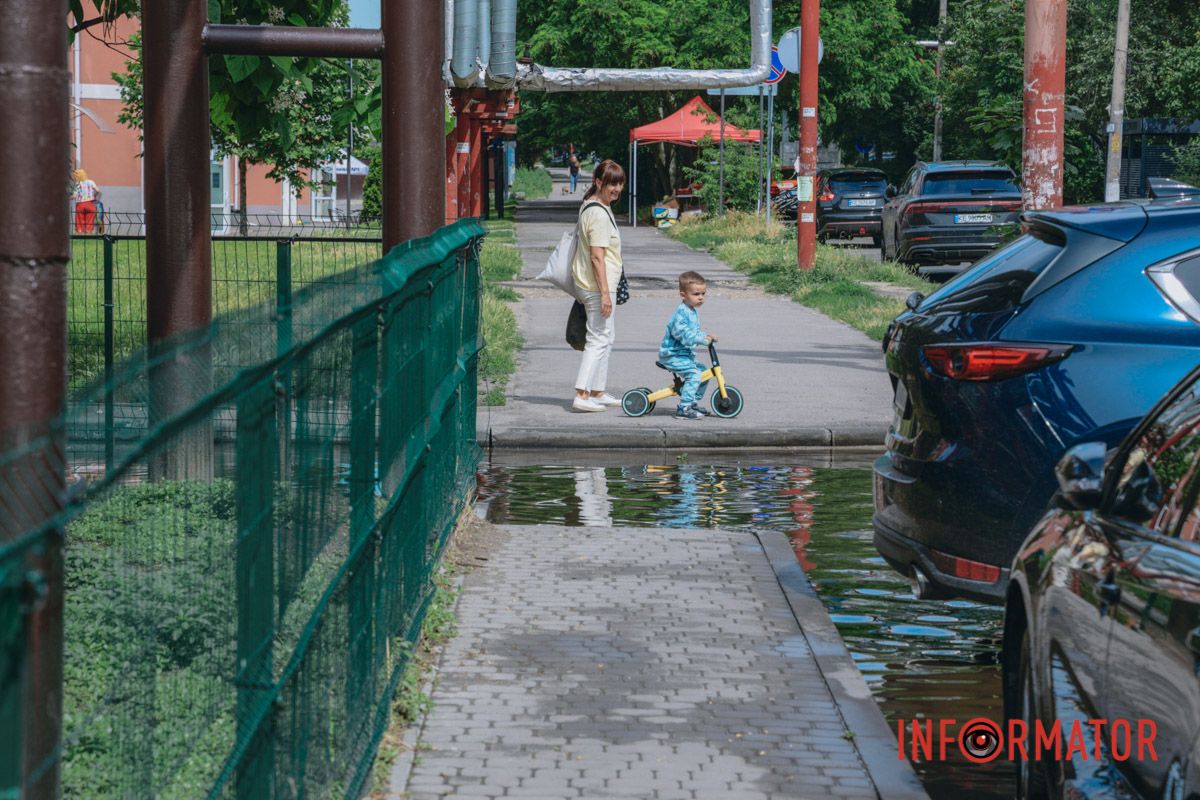 Після дощу проспект Миру у Дніпрі пішов під воду: дорога перетворилася на озеро 17
