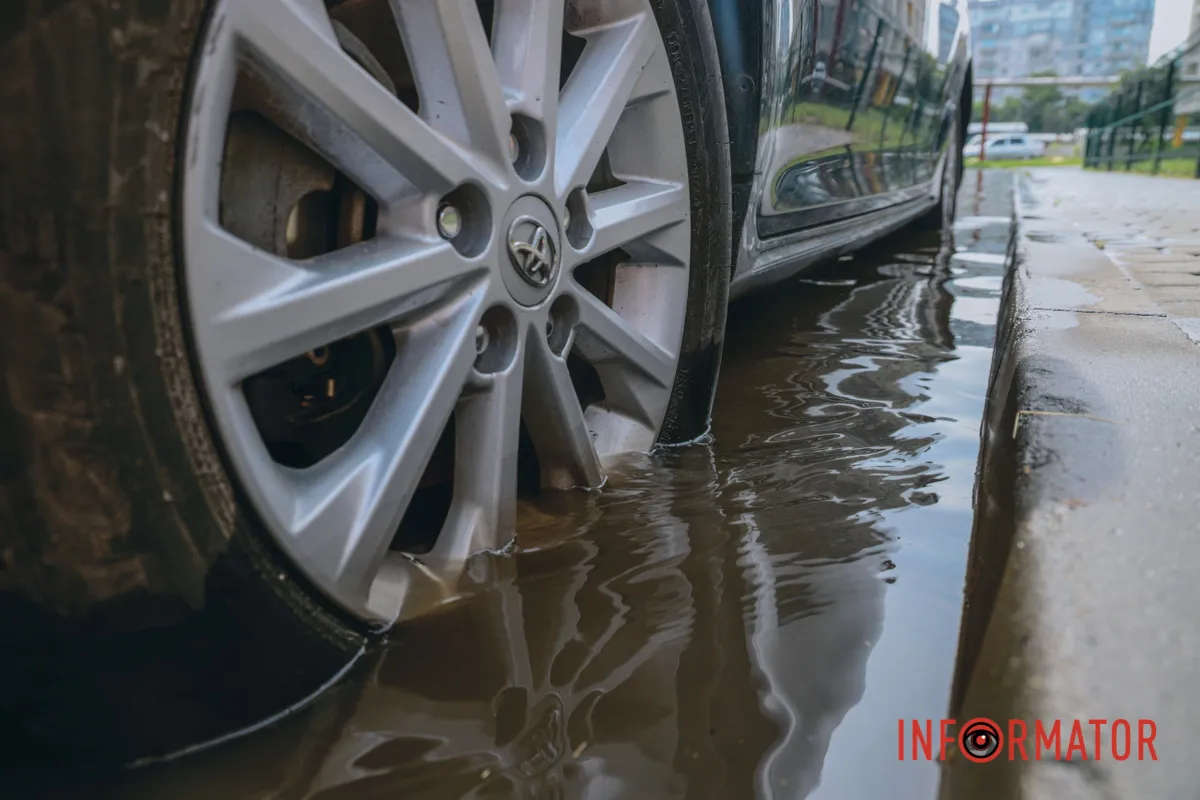 Після дощу проспект Миру у Дніпрі пішов під воду: дорога перетворилася на озеро 7
