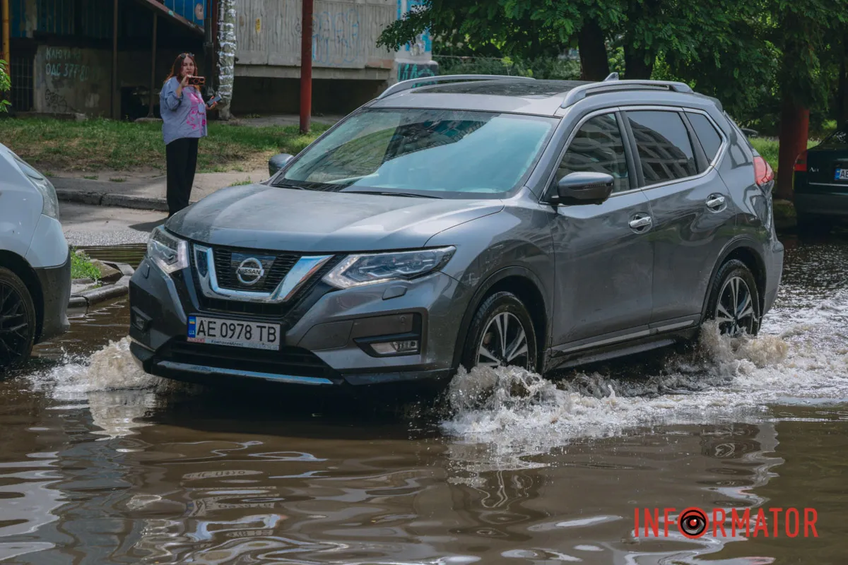 Після дощу проспект Миру у Дніпрі пішов під воду: дорога перетворилася на озеро 8