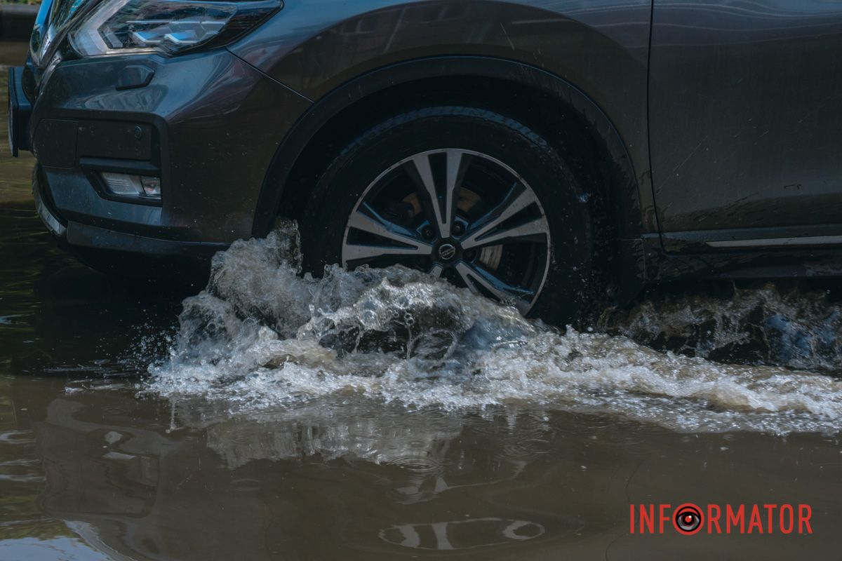 Після дощу проспект Миру у Дніпрі пішов під воду: дорога перетворилася на озеро 13