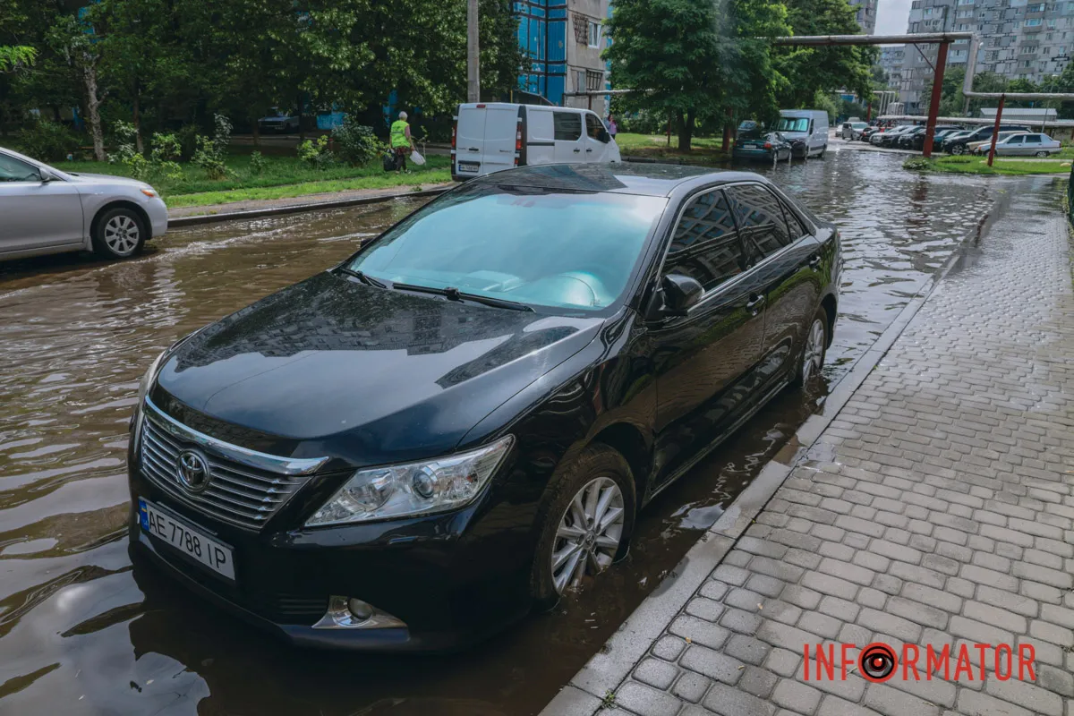 Після дощу проспект Миру у Дніпрі пішов під воду: дорога перетворилася на озеро 14