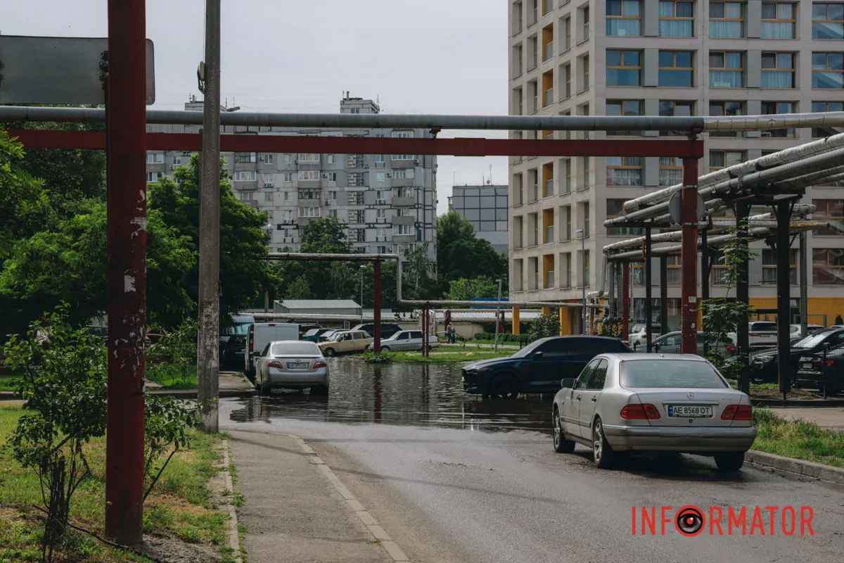 Після дощу проспект Миру у Дніпрі пішов під воду: дорога перетворилася на озеро 18